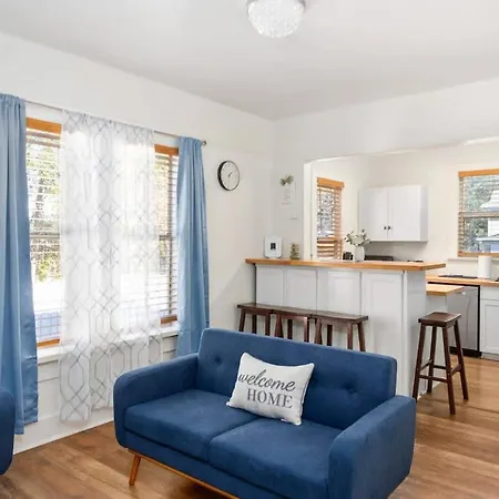 Charming 2-Bedroom Home Lakeland